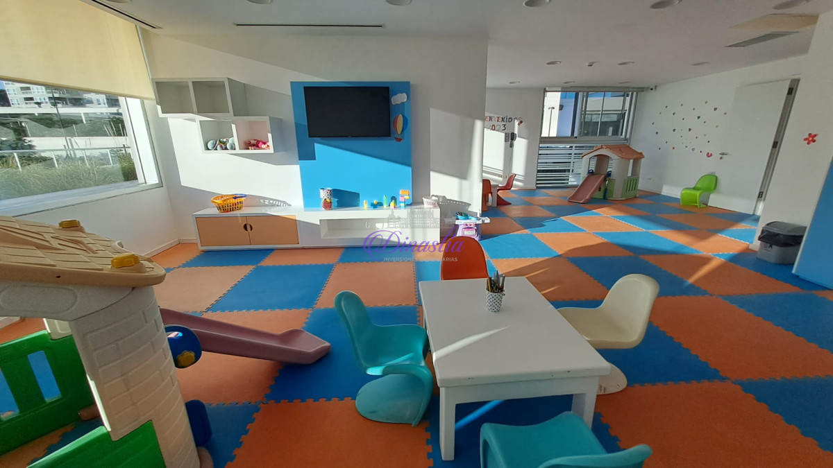 Apartamento ID.292 - Alquiler temporario Apartamento de 3 dormitorios y dependencia frente al mar Playa Brava, Punta del Este