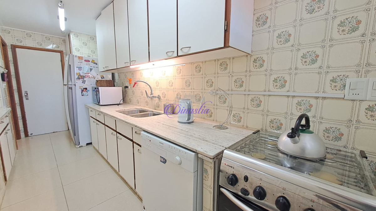 Apartamento ID.437 - Alquiler temporario Apartamento 3 dormitorios frente al mar en Playa Mansa, Punta del Este