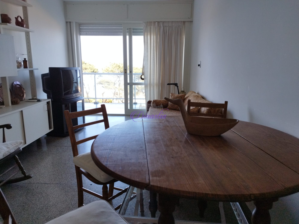 Apartamento ID.435 - Alquiler temporario Apartamento de 1 dormitorio frente al mar Playa Mansa, Punta del Este.