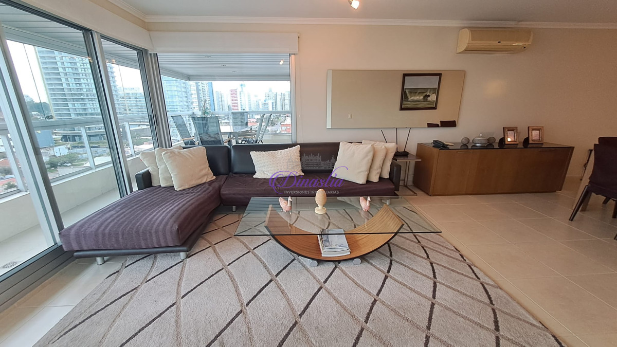 Apartamento ID.28 - Venta Apartamento de 3 dormitorios y dependencia en Playa Mansa, Punta del Este.