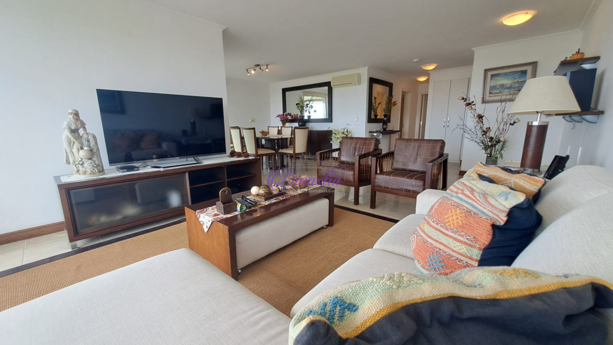 Apartamento ID.385 - Venta Apartamento de 4 dormitorios en Primera linea Playa Brava, Punta del este.