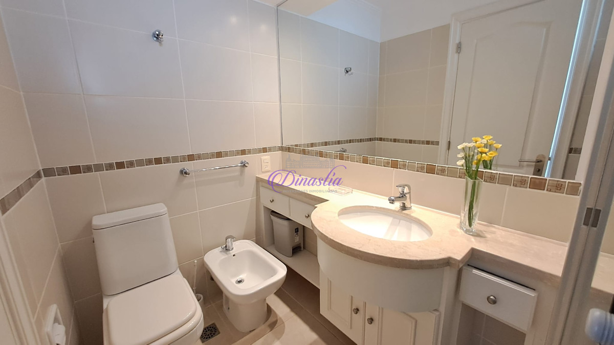Apartamento ID.405 - Alquiler temporal Penthouse de 4 dormitorios en primera linea de Playa Brava, Punta del Este.