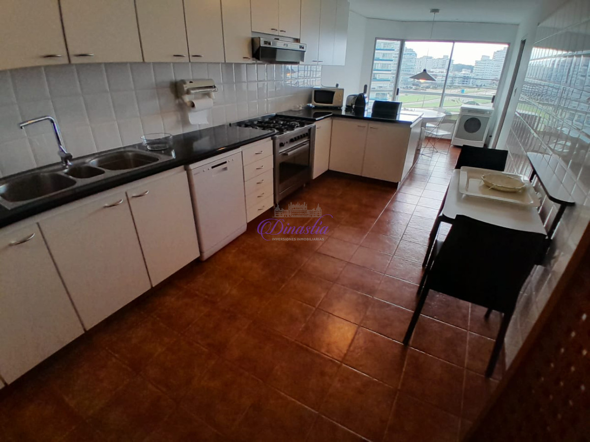 Apartamento ID.187 - Venta Apartamento 3 dorm y dependencia en Playa Brava, Punta del Este.