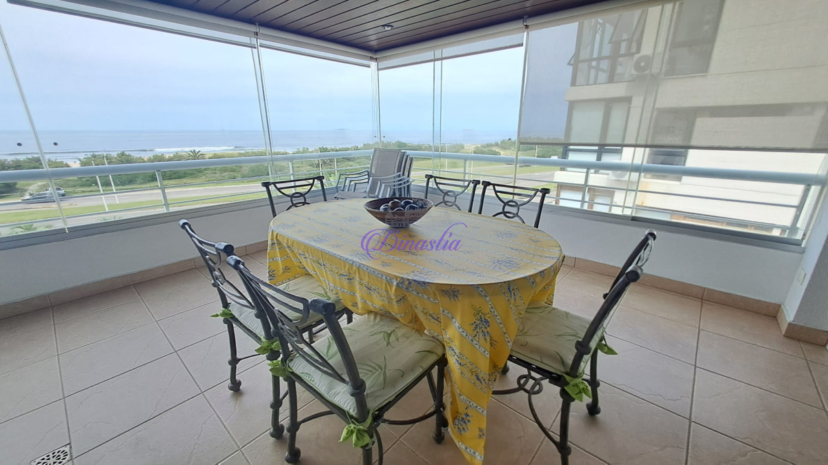 Apartamento ID.385 - Venta Apartamento de 4 dormitorios en Primera linea Playa Brava, Punta del este.