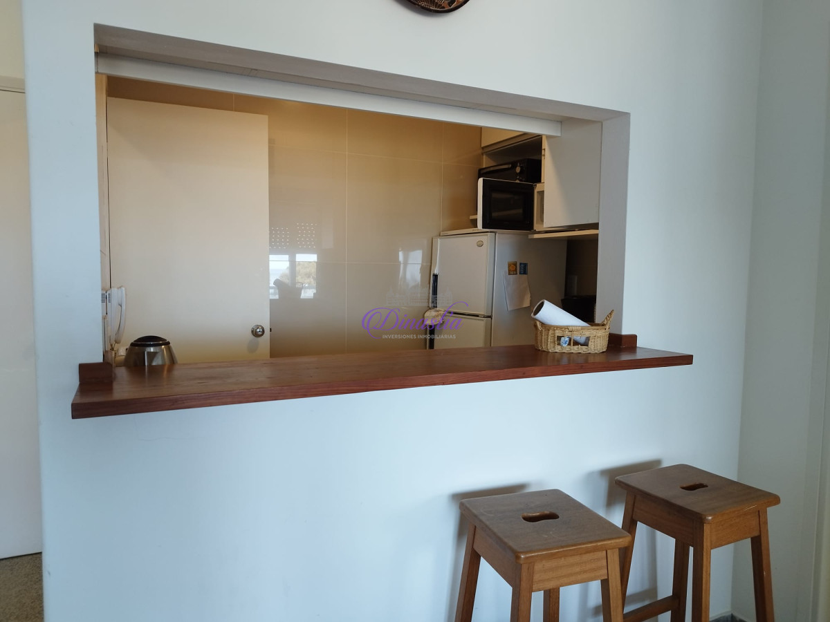 Apartamento ID.435 - Alquiler temporario Apartamento de 1 dormitorio frente al mar Playa Mansa, Punta del Este.