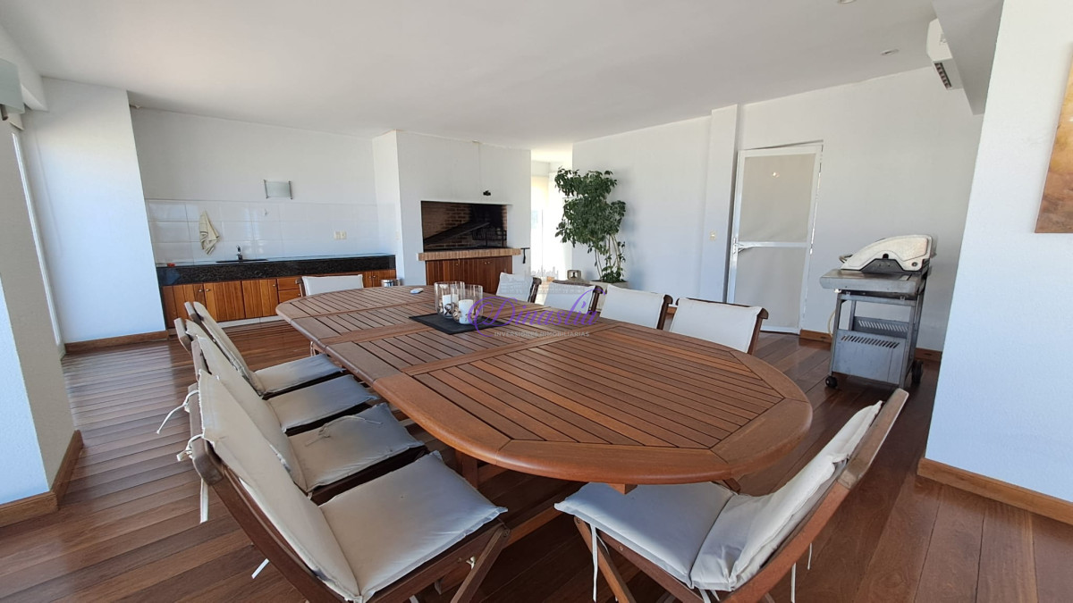 Apartamento ID.405 - Alquiler temporal Penthouse de 4 dormitorios en primera linea de Playa Brava, Punta del Este.