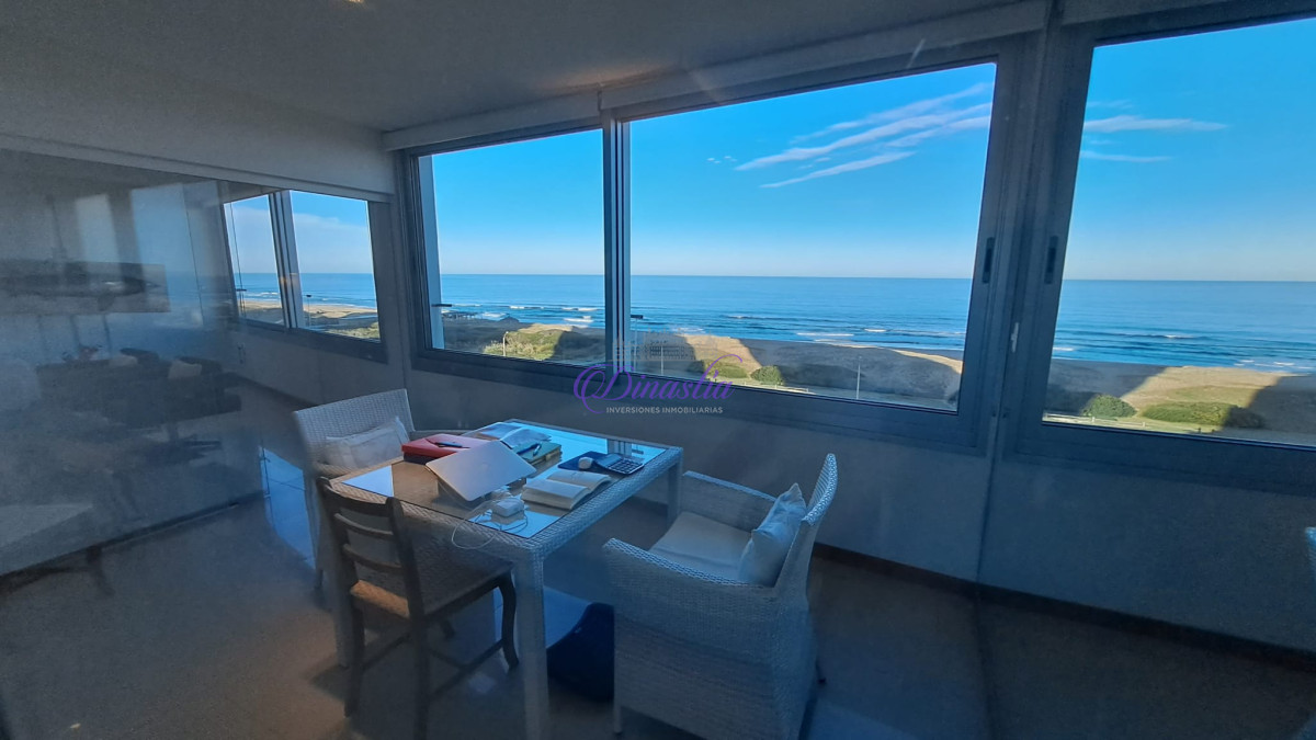 Apartamento ID.292 - Alquiler temporario Apartamento de 3 dormitorios y dependencia frente al mar Playa Brava, Punta del Este