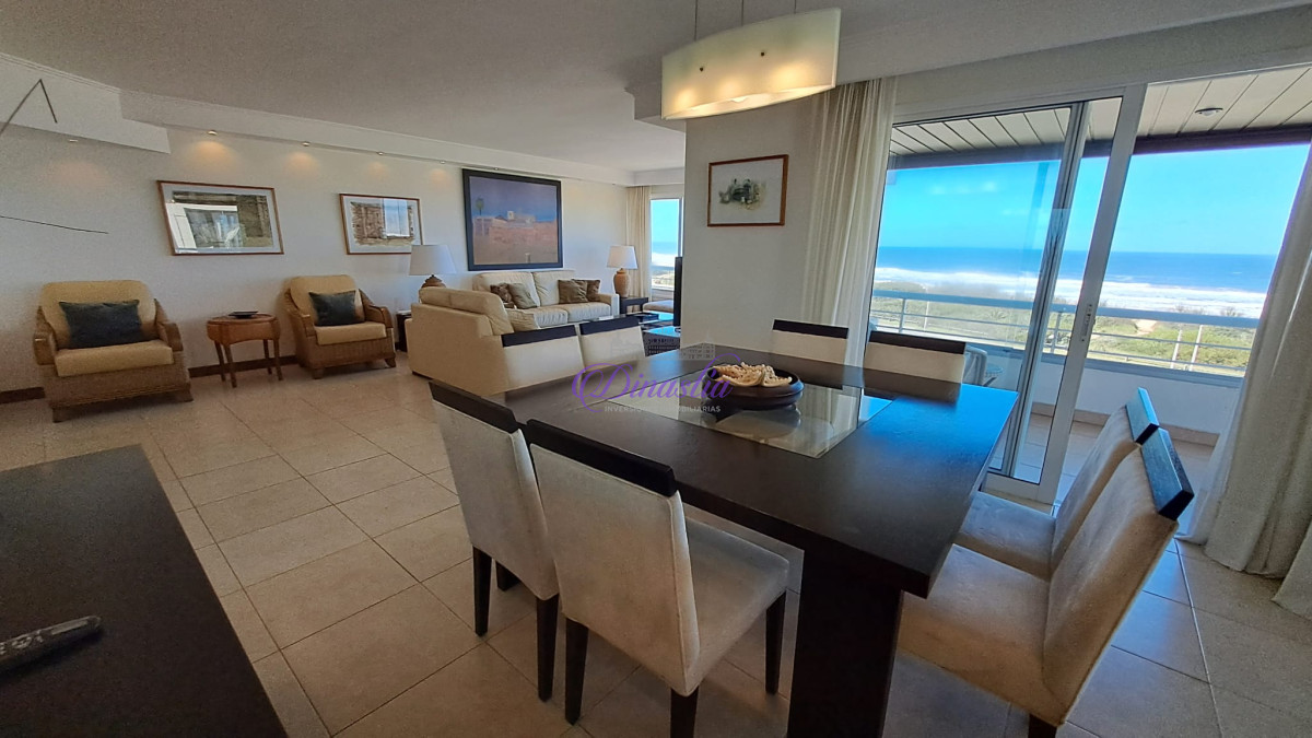 Apartamento ID.405 - Alquiler temporal Penthouse de 4 dormitorios en primera linea de Playa Brava, Punta del Este.