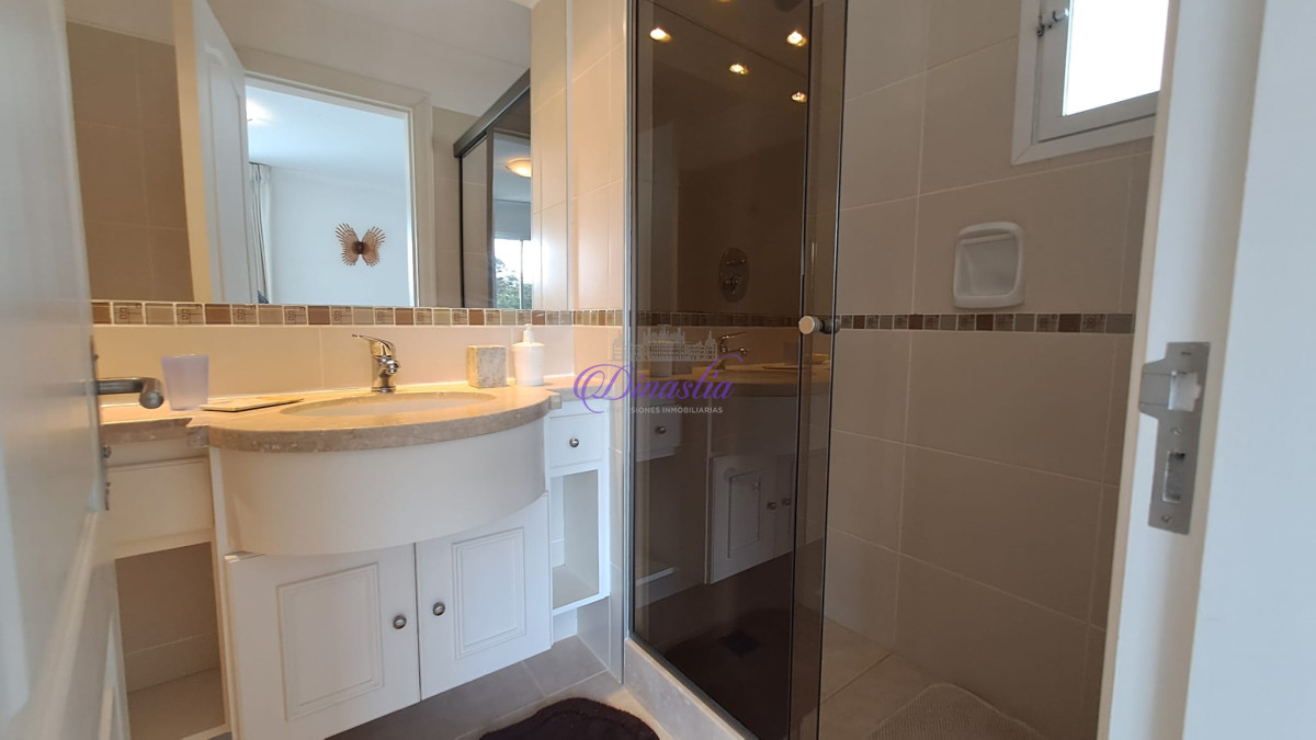 Apartamento ID.385 - Venta Apartamento de 4 dormitorios en Primera linea Playa Brava, Punta del este.