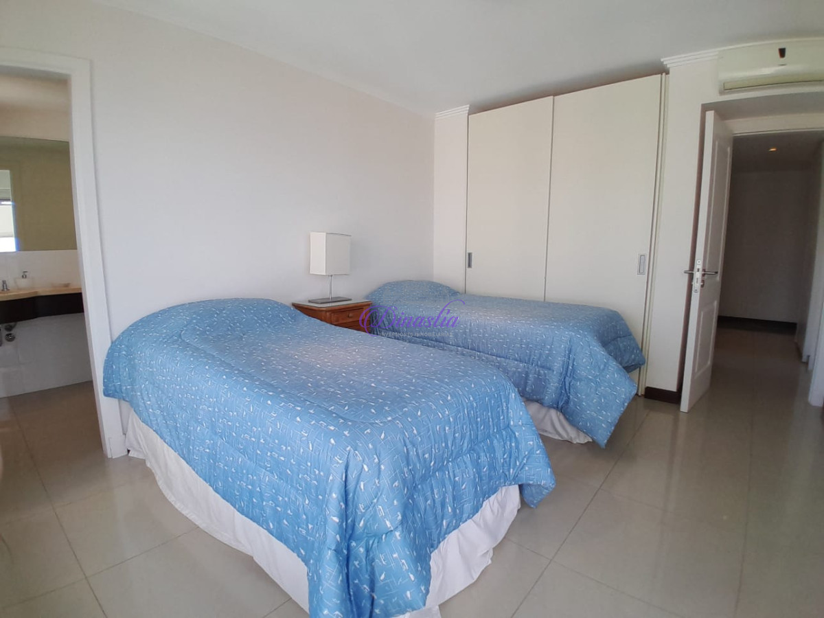 Apartamento ID.192 - Venta Apartemento 3 dormitorios y dependencia en Playa Brava, Punta del Este.