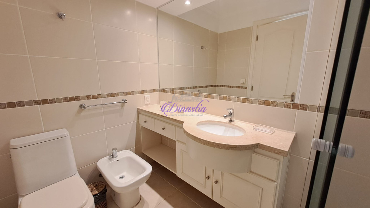 Apartamento ID.405 - Alquiler temporal Penthouse de 4 dormitorios en primera linea de Playa Brava, Punta del Este.