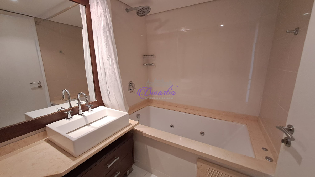 Apartamento ID.196 - Alquiler Apartamento 3 dormitorios en Playa Mansa, Punta del Este.