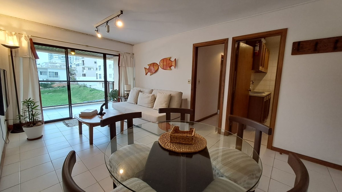 Venta apartamento con vista al mar de 2 dormitorios en Península, Punta del Este.