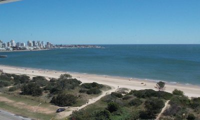 Venta y Alquiler temporario Apartemento de 3 dormitorios y dependencia Playa Mansa, Punta del Este.