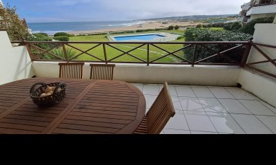 Venta Apartamento de 3 dormitorios y dependencia completa frente al mar en Manantiales, Maldonado