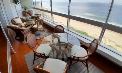Venta Apartamento de 3 dorm y dependencia en Playa Brava, Punta del Este.