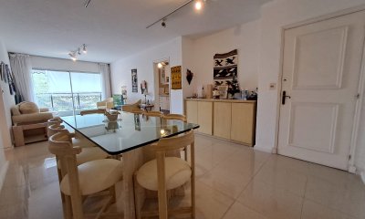 Venta Apartamento de 4 dormitorios en Playa Mansa, Punta del Este.