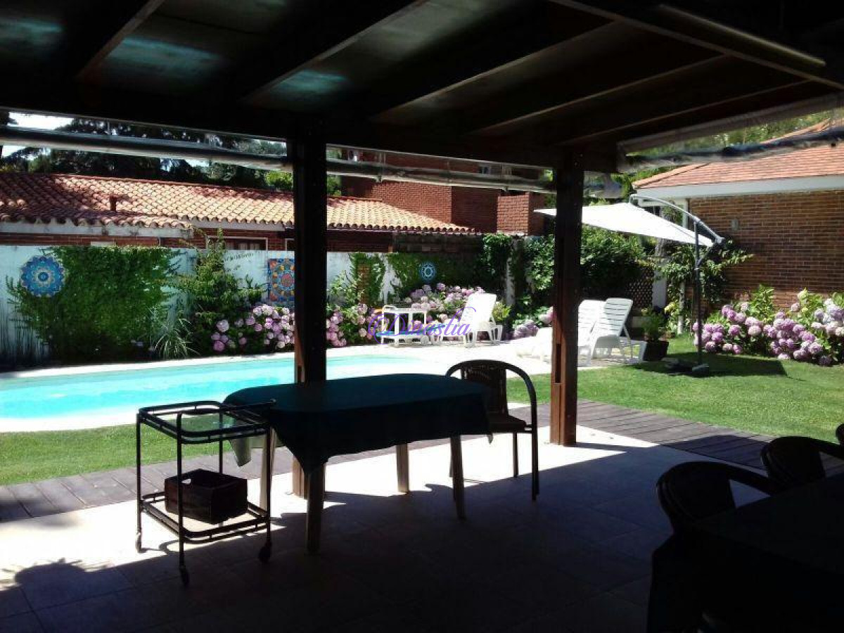 Casa ID.11 - Alquiler temporario Casa de 3 dormitorios en Playa Mansa, Punta del Este.