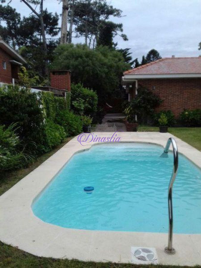 Casa ID.11 - Alquiler temporario Casa de 3 dormitorios en Playa Mansa, Punta del Este.