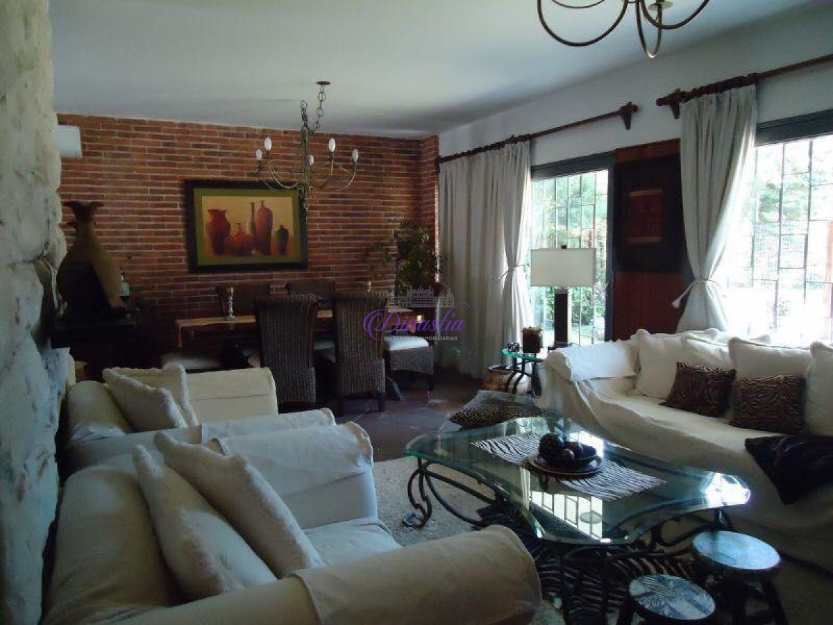 Casa ID.11 - Alquiler temporario Casa de 3 dormitorios en Playa Mansa, Punta del Este.