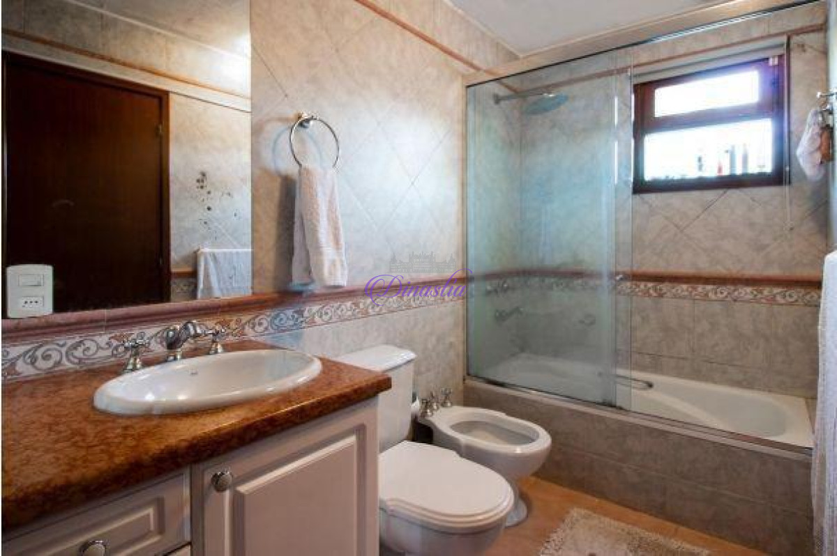 Casa ID.12 - Alquiler temporario Casa de 3 DORMITORIOS y dependencia en Playa Mansa, Punta del Este.