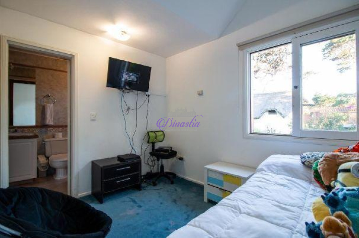 Casa ID.12 - Alquiler temporario Casa de 3 DORMITORIOS y dependencia en Playa Mansa, Punta del Este.