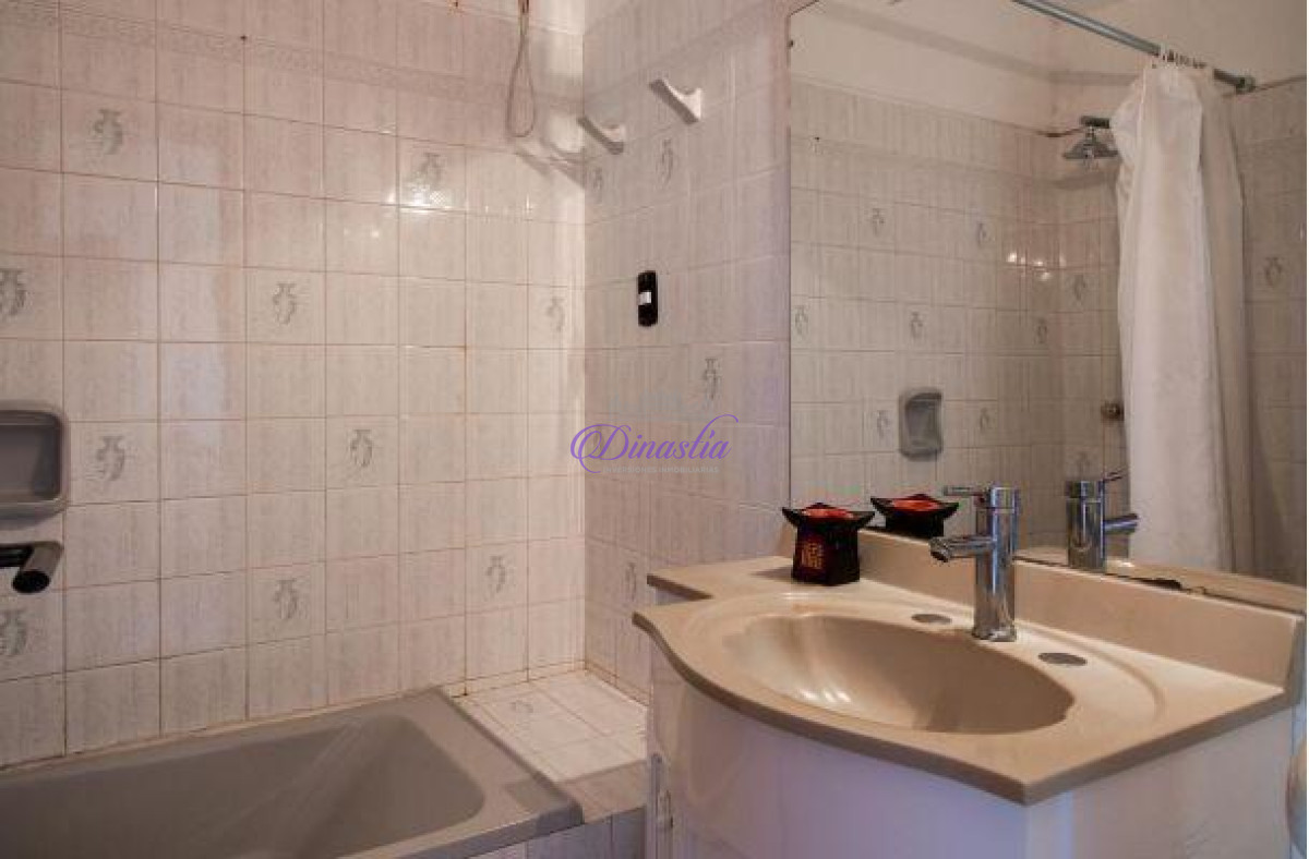 Casa ID.12 - Alquiler temporario Casa de 3 DORMITORIOS y dependencia en Playa Mansa, Punta del Este.