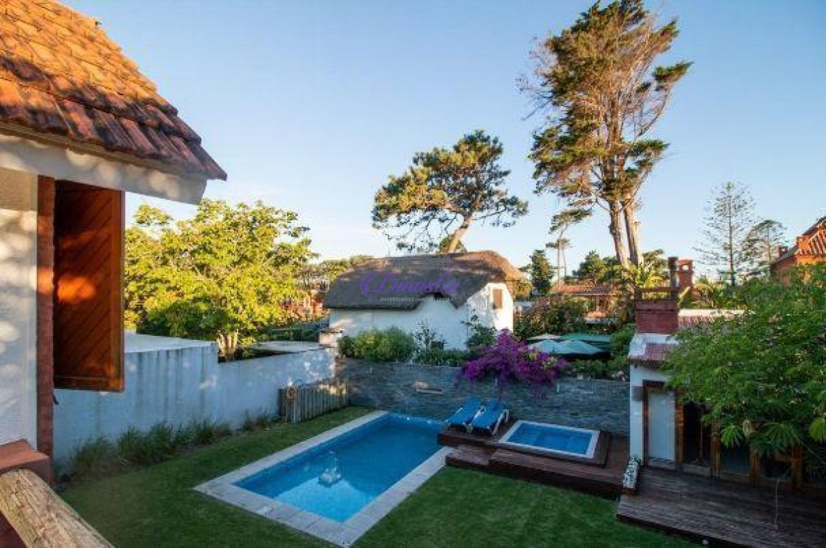 Casa ID.12 - Alquiler temporario Casa de 3 DORMITORIOS y dependencia en Playa Mansa, Punta del Este.