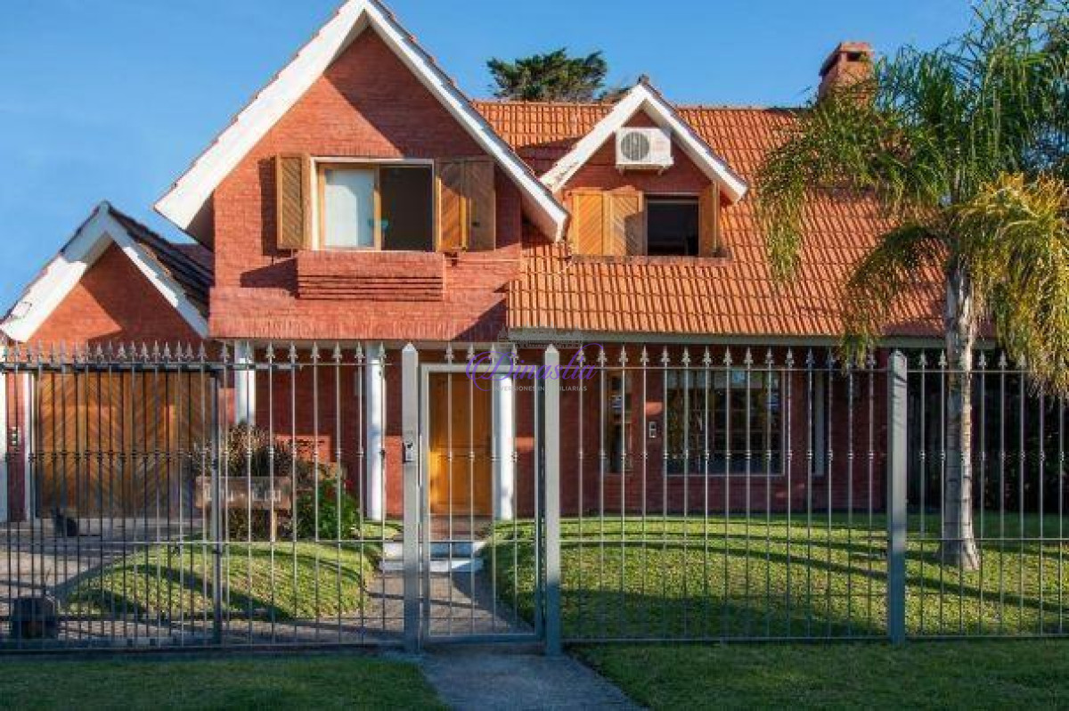 Casa ID.12 - Alquiler temporario Casa de 3 DORMITORIOS y dependencia en Playa Mansa, Punta del Este.