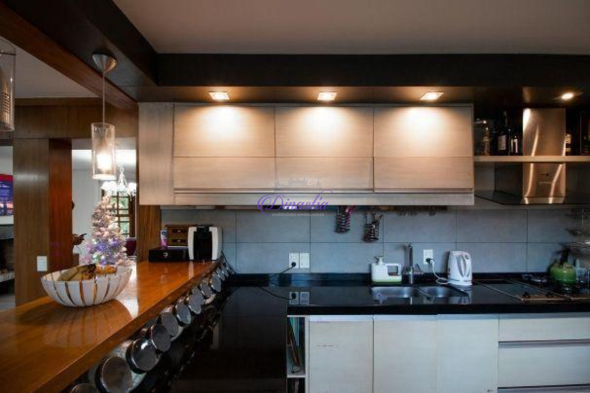 Casa ID.12 - Alquiler temporario Casa de 3 DORMITORIOS y dependencia en Playa Mansa, Punta del Este.