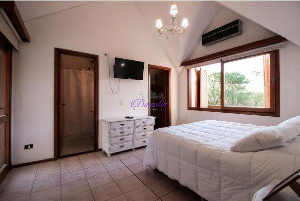 Casa ID.12 - Alquiler temporario Casa de 3 DORMITORIOS y dependencia en Playa Mansa, Punta del Este.