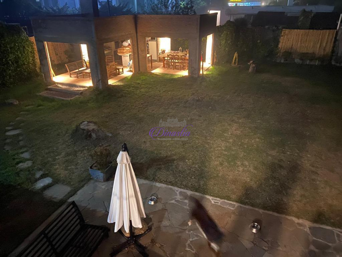 Casa ID.43 - Alquiler temporario Casa de 2 dormitorios en Playa Mansa, Punta del Este.