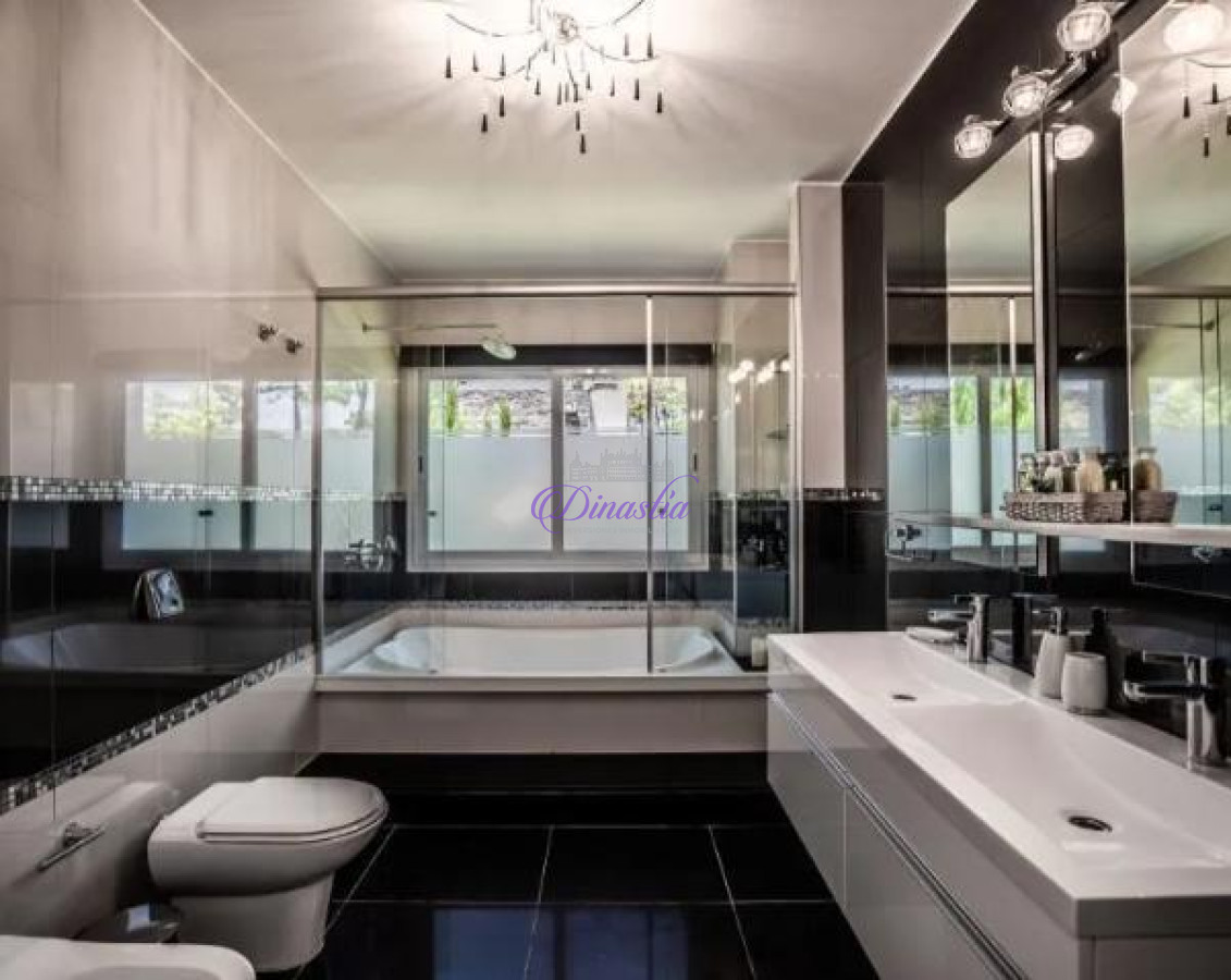 Casa ID.46 - Venta y Alquiler temporario de excelente Casa 4 dormitorios en Boulevard Park, Punta del Este.
