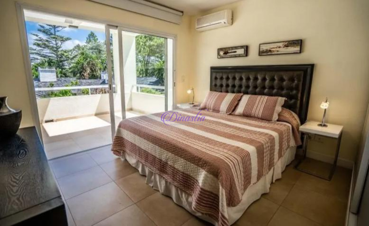 Casa ID.46 - Venta y Alquiler temporario de excelente Casa 4 dormitorios en Boulevard Park, Punta del Este.