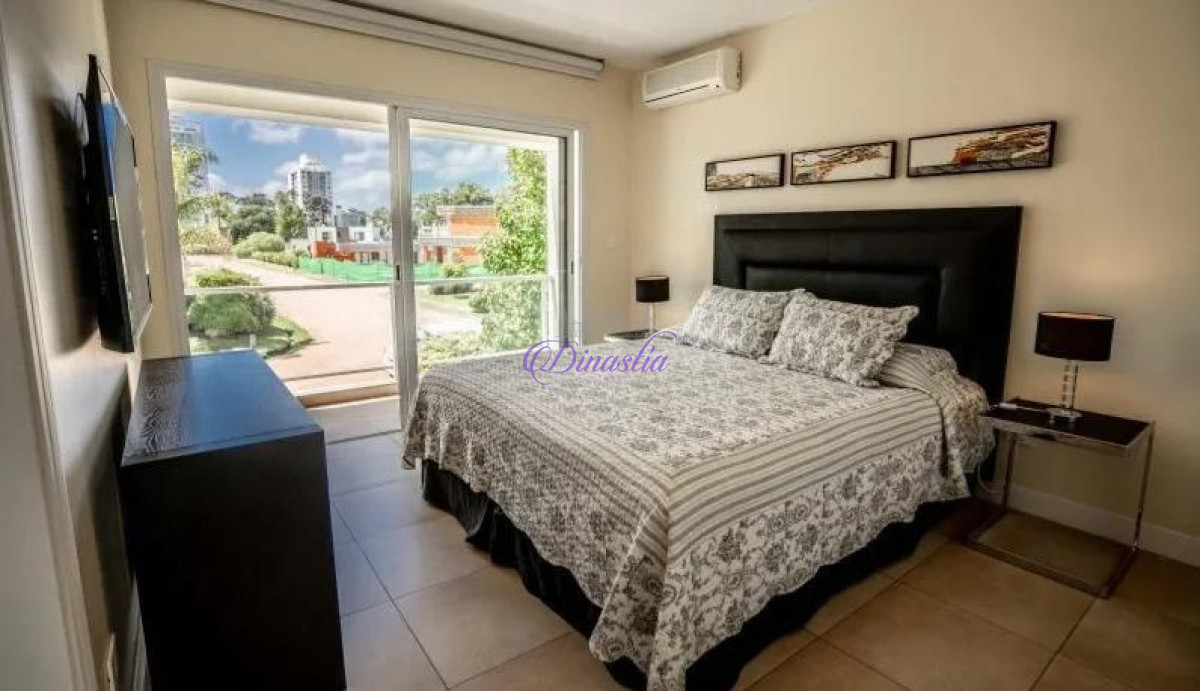 Casa ID.46 - Venta y Alquiler temporario de excelente Casa 4 dormitorios en Boulevard Park, Punta del Este.