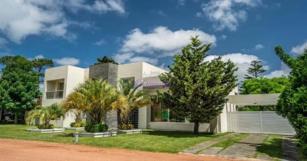Casa ID.46 - Venta y Alquiler temporario de excelente Casa 4 dormitorios en Boulevard Park, Punta del Este.