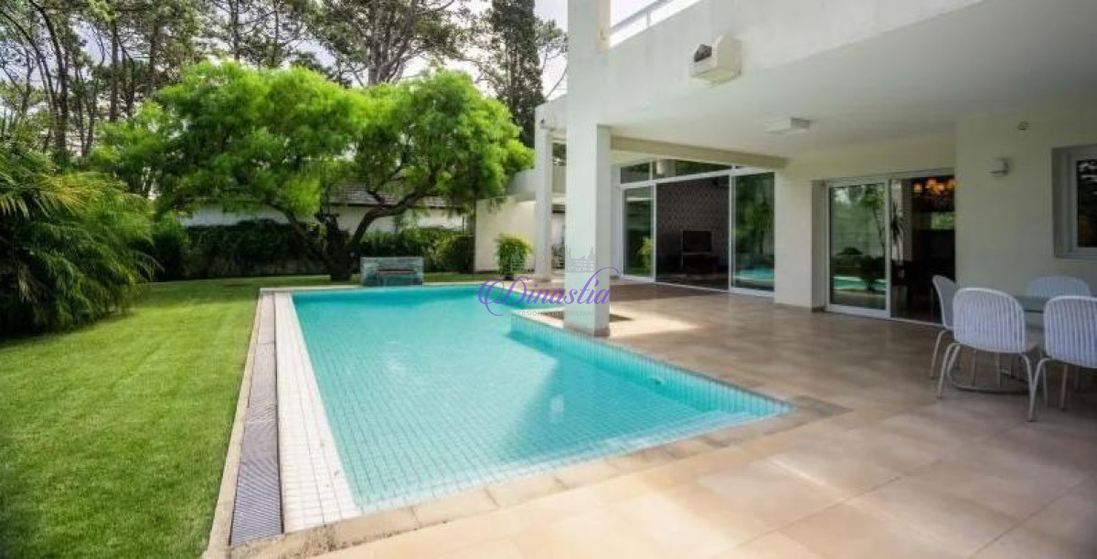 Casa ID.46 - Venta y Alquiler temporario de excelente Casa 4 dormitorios en Boulevard Park, Punta del Este.