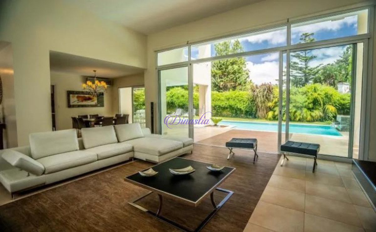 Casa ID.46 - Venta y Alquiler temporario de excelente Casa 4 dormitorios en Boulevard Park, Punta del Este.