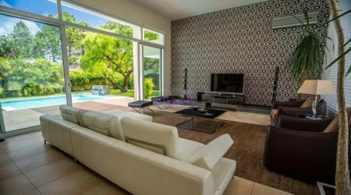 Casa ID.46 - Venta y Alquiler temporario de excelente Casa 4 dormitorios en Boulevard Park, Punta del Este.