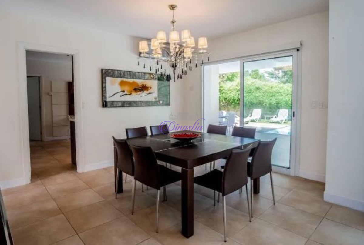 Casa ID.46 - Venta y Alquiler temporario de excelente Casa 4 dormitorios en Boulevard Park, Punta del Este.