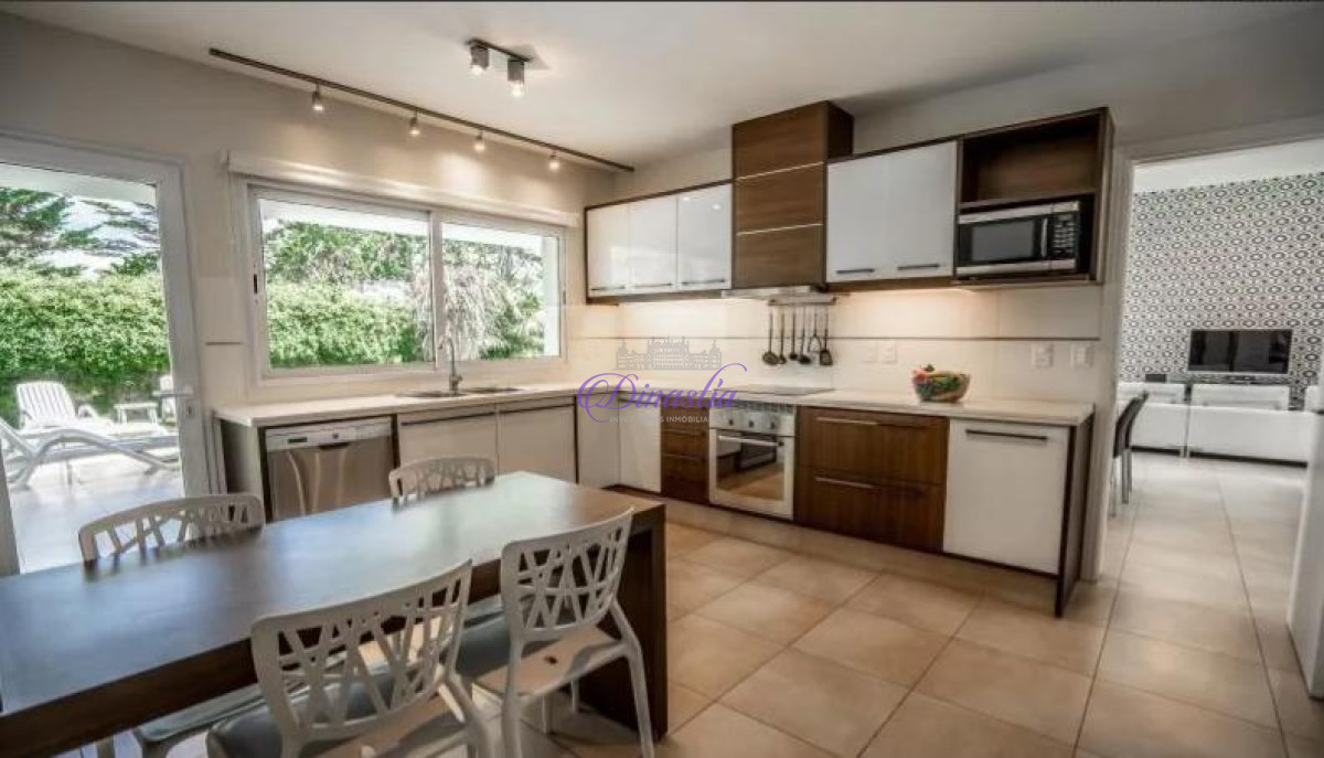 Casa ID.46 - Venta y Alquiler temporario de excelente Casa 4 dormitorios en Boulevard Park, Punta del Este.