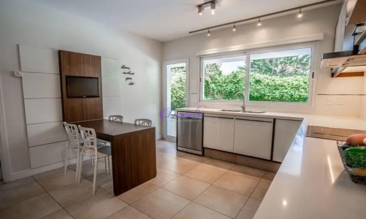 Casa ID.46 - Venta y Alquiler temporario de excelente Casa 4 dormitorios en Boulevard Park, Punta del Este.