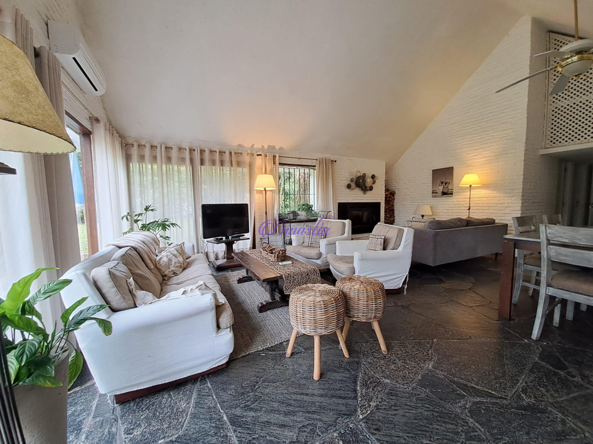 Casa ID.64 - Alquiler temporario Casa de 3 dormitorios en Pinares, Punta del Este.