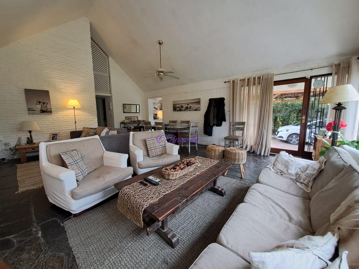 Casa ID.64 - Alquiler temporario Casa de 3 dormitorios en Pinares, Punta del Este.