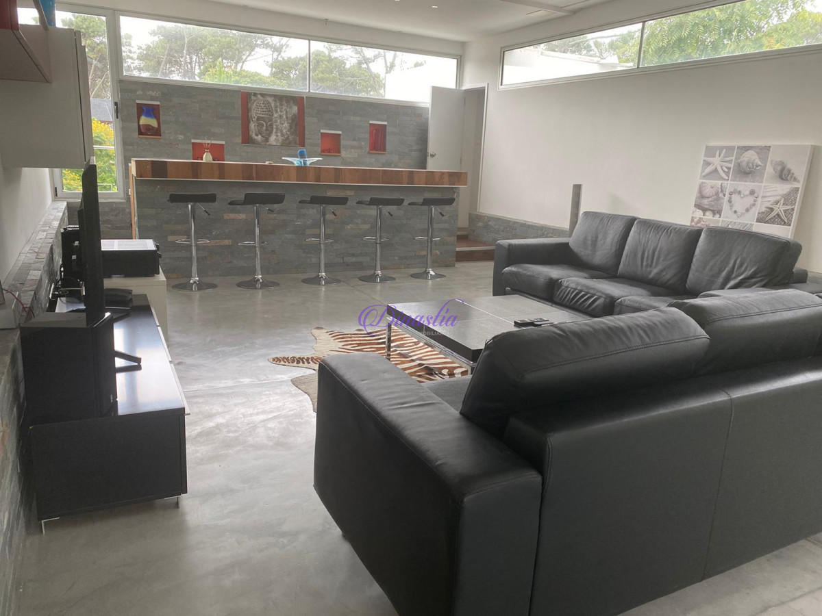 Casa ID.68 - Venta y Alquiler temporario Casa estilo minimalista 4 dormitorios en Rincon del Indio, Punta del Este.