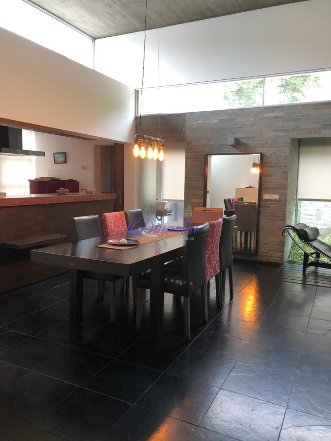 Casa ID.68 - Venta y Alquiler temporario Casa estilo minimalista 4 dormitorios en Rincon del Indio, Punta del Este.