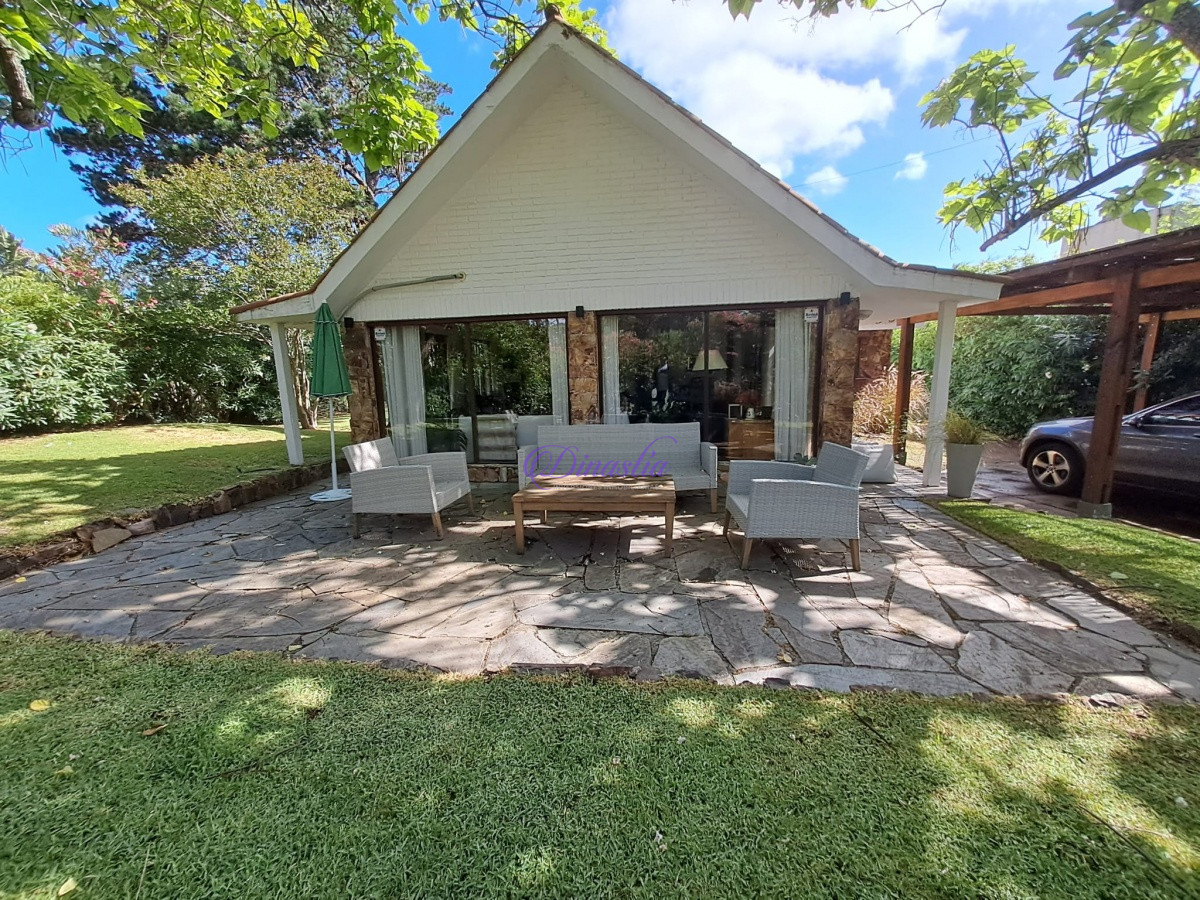 Casa ID.64 - Alquiler temporario Casa de 3 dormitorios en Pinares, Punta del Este.