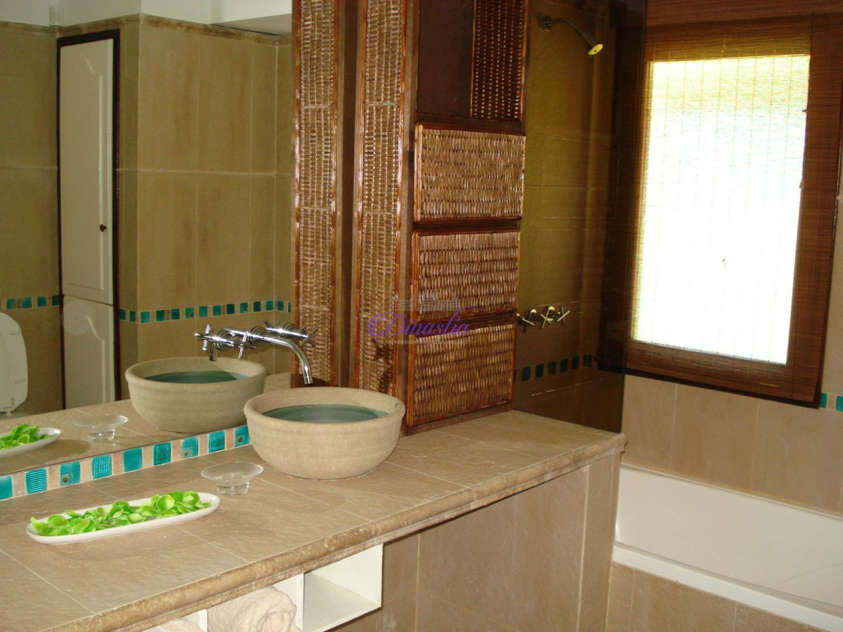 Casa ID.90 - Venta Casa de 4 dormitorios y dependencia en San Rafael, Punta del Este.