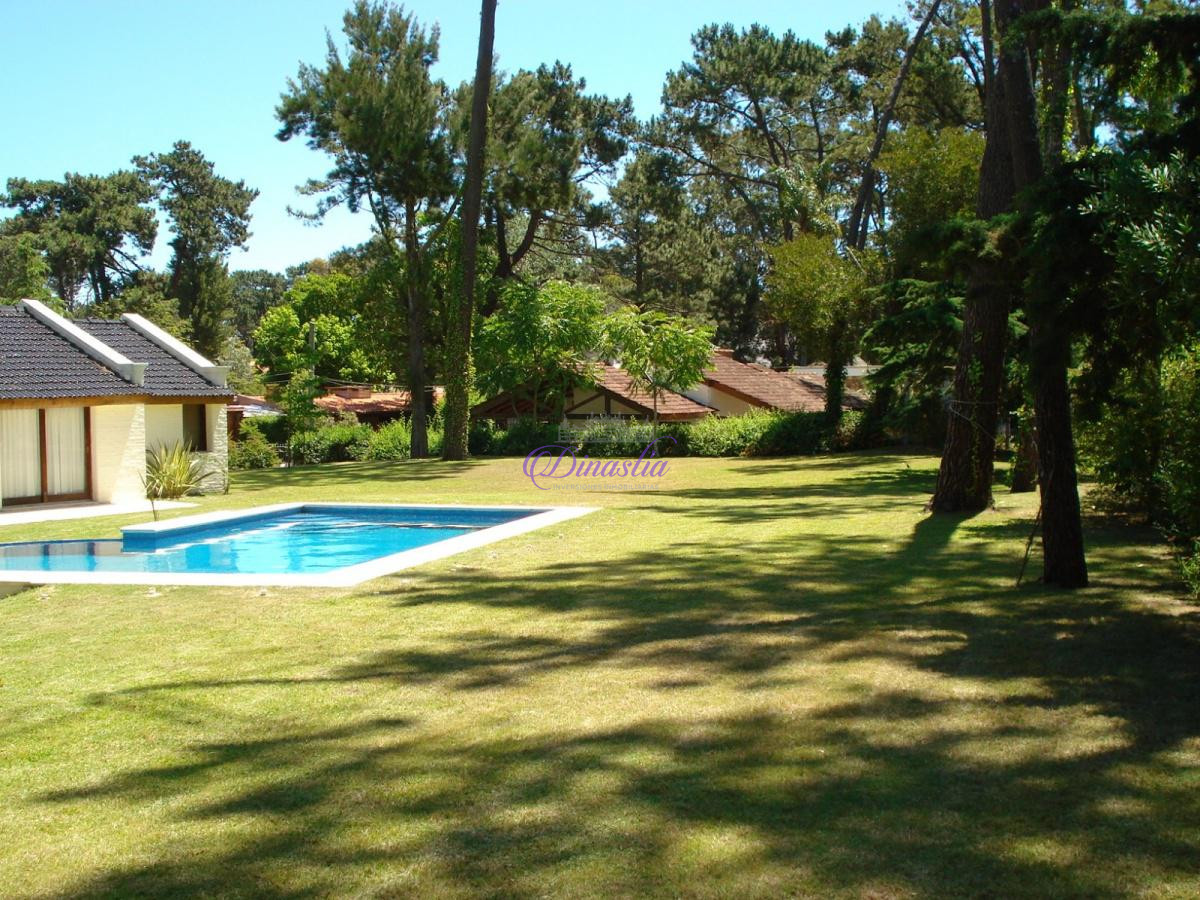 Casa ID.90 - Venta Casa de 4 dormitorios y dependencia en San Rafael, Punta del Este.
