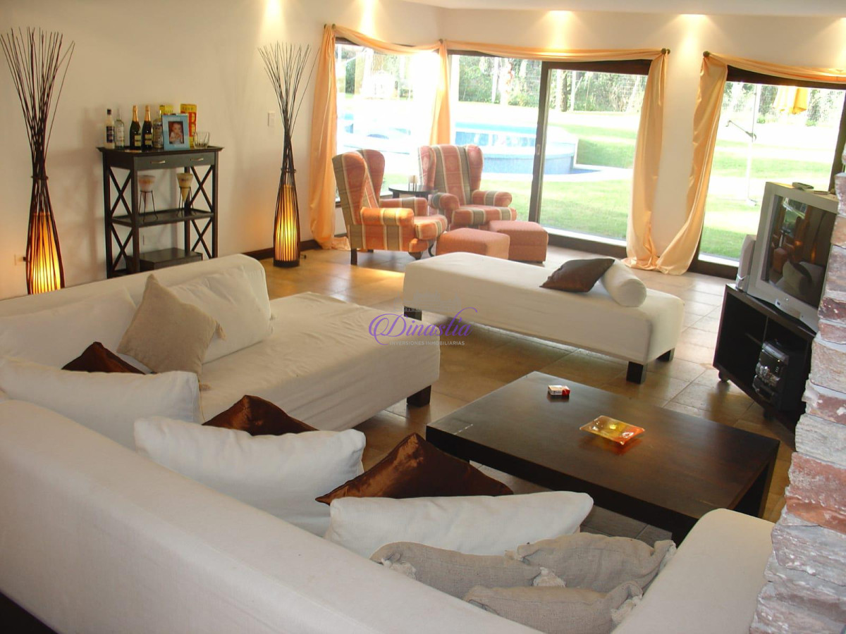 Casa ID.90 - Venta Casa de 4 dormitorios y dependencia en San Rafael, Punta del Este.